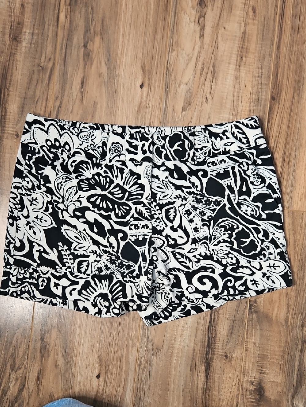 New York & Company Black & White Floral Print Women's Shorts 10